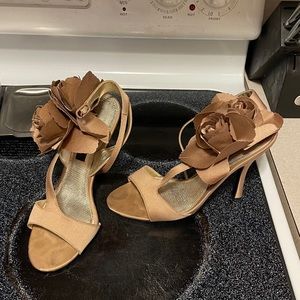 Beautiful flower Nina heels.